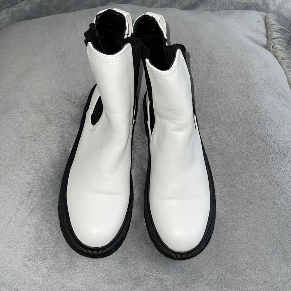 WHITE BOOTIES